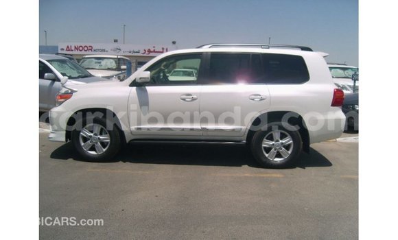 Nunua Imported Toyota Land Cruiser Nyeupe Gari ndani ya Import - Dubai nchini Uganda Nunua Imported Toyota Land Cruiser Nyeupe Gari ndani ya Import - Dubai nchini Uganda