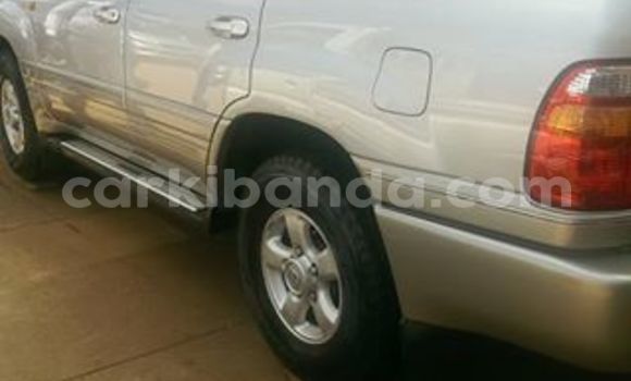 Gura Yakoze Toyota Land Cruiser Silver Imodoka i Kampala mu Uganda Gura Yakoze Toyota Land Cruiser Silver Imodoka i Kampala mu Uganda