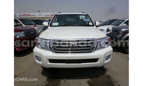 Gura Imported Toyota Land Cruiser White Imodoka i Import - Dubai mu Uganda Gura Imported Toyota Land Cruiser White Imodoka i Import - Dubai mu Uganda