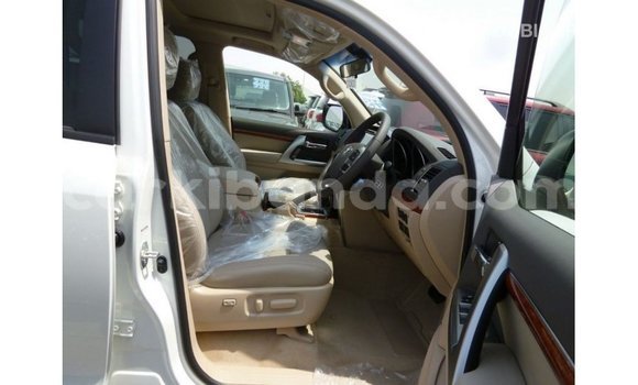 Gura Imported Toyota Land Cruiser White Imodoka i Import - Dubai mu Uganda Gura Imported Toyota Land Cruiser White Imodoka i Import - Dubai mu Uganda