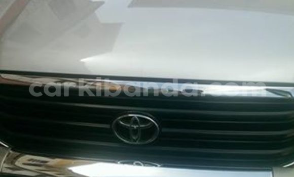 Gura Yakoze Toyota Land Cruiser Silver Imodoka i Kampala mu Uganda Gura Yakoze Toyota Land Cruiser Silver Imodoka i Kampala mu Uganda