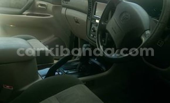 Gura Yakoze Toyota Land Cruiser Silver Imodoka i Kampala mu Uganda Gura Yakoze Toyota Land Cruiser Silver Imodoka i Kampala mu Uganda
