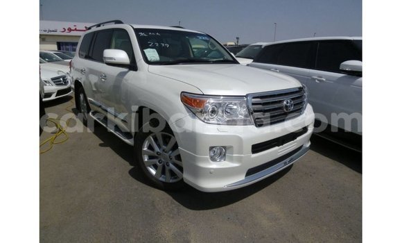 Nunua Imported Toyota Land Cruiser Nyeupe Gari ndani ya Import - Dubai nchini Uganda Nunua Imported Toyota Land Cruiser Nyeupe Gari ndani ya Import - Dubai nchini Uganda
