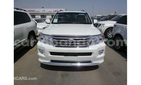 Nunua Imported Toyota Land Cruiser Nyeupe Gari ndani ya Import - Dubai nchini Uganda Nunua Imported Toyota Land Cruiser Nyeupe Gari ndani ya Import - Dubai nchini Uganda