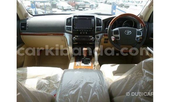 Nunua Imported Toyota Land Cruiser Nyeupe Gari ndani ya Import - Dubai nchini Uganda Nunua Imported Toyota Land Cruiser Nyeupe Gari ndani ya Import - Dubai nchini Uganda