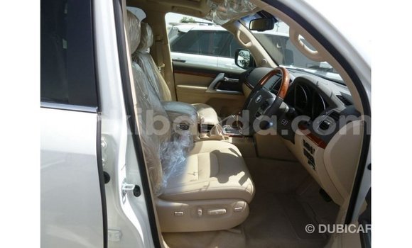 Nunua Imported Toyota Land Cruiser Nyeupe Gari ndani ya Import - Dubai nchini Uganda Nunua Imported Toyota Land Cruiser Nyeupe Gari ndani ya Import - Dubai nchini Uganda