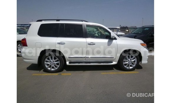 Nunua Imported Toyota Land Cruiser Nyeupe Gari ndani ya Import - Dubai nchini Uganda Nunua Imported Toyota Land Cruiser Nyeupe Gari ndani ya Import - Dubai nchini Uganda