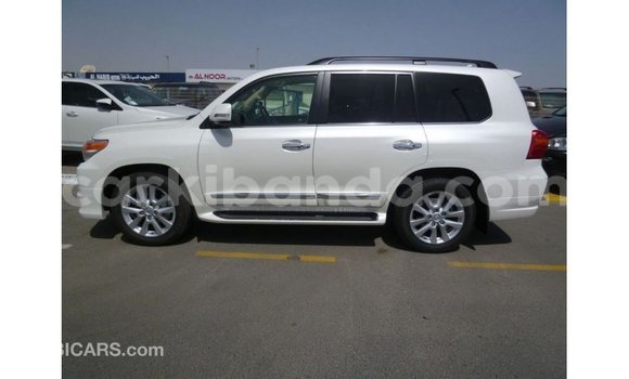 Nunua Imported Toyota Land Cruiser Nyeupe Gari ndani ya Import - Dubai nchini Uganda Nunua Imported Toyota Land Cruiser Nyeupe Gari ndani ya Import - Dubai nchini Uganda
