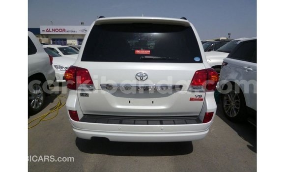 Nunua Imported Toyota Land Cruiser Nyeupe Gari ndani ya Import - Dubai nchini Uganda Nunua Imported Toyota Land Cruiser Nyeupe Gari ndani ya Import - Dubai nchini Uganda