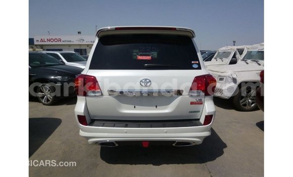 Gura Imported Toyota Land Cruiser White Imodoka i Import - Dubai mu Uganda Gura Imported Toyota Land Cruiser White Imodoka i Import - Dubai mu Uganda