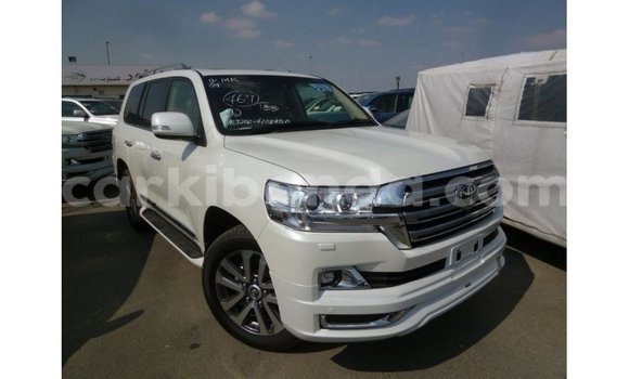 Nunua Imported Toyota Land Cruiser Nyeupe Gari ndani ya Import - Dubai nchini Uganda Nunua Imported Toyota Land Cruiser Nyeupe Gari ndani ya Import - Dubai nchini Uganda