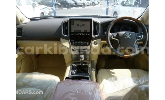 Nunua Imported Toyota Land Cruiser Nyeupe Gari ndani ya Import - Dubai nchini Uganda Nunua Imported Toyota Land Cruiser Nyeupe Gari ndani ya Import - Dubai nchini Uganda