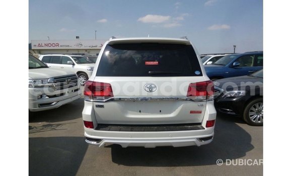 Nunua Imported Toyota Land Cruiser Nyeupe Gari ndani ya Import - Dubai nchini Uganda Nunua Imported Toyota Land Cruiser Nyeupe Gari ndani ya Import - Dubai nchini Uganda