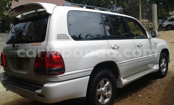 Gura Yakoze Toyota Land Cruiser White Imodoka i Kampala mu Uganda Gura Yakoze Toyota Land Cruiser White Imodoka i Kampala mu Uganda