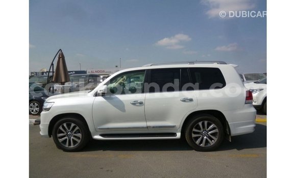 Nunua Imported Toyota Land Cruiser Nyeupe Gari ndani ya Import - Dubai nchini Uganda Nunua Imported Toyota Land Cruiser Nyeupe Gari ndani ya Import - Dubai nchini Uganda