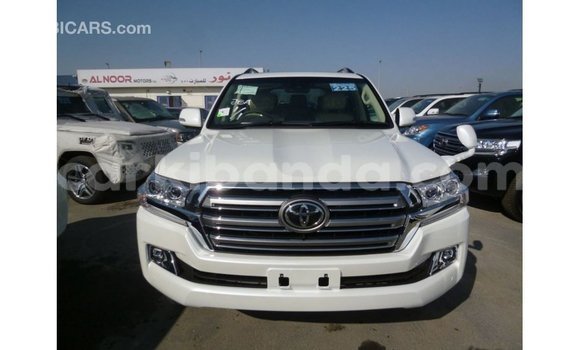 Gura Imported Toyota Land Cruiser White Imodoka i Import - Dubai mu Uganda Gura Imported Toyota Land Cruiser White Imodoka i Import - Dubai mu Uganda