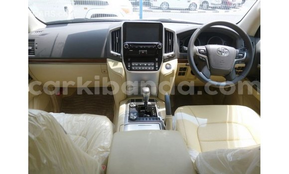 Acheter Import Voiture Toyota Land Cruiser Blanc à Import - Dubai, Ouganda Acheter Import Voiture Toyota Land Cruiser Blanc à Import - Dubai, Ouganda