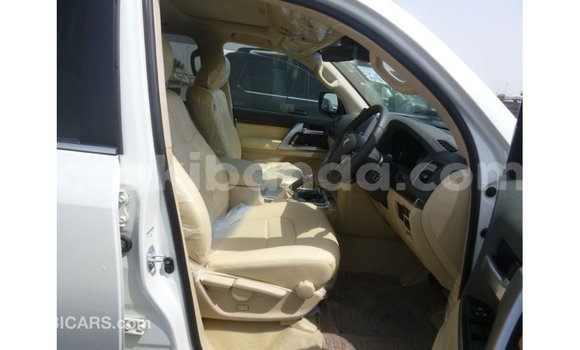 Acheter Import Voiture Toyota Land Cruiser Blanc à Import - Dubai, Ouganda Acheter Import Voiture Toyota Land Cruiser Blanc à Import - Dubai, Ouganda