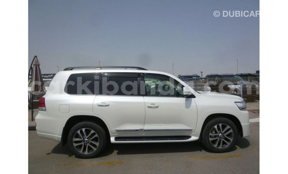 Acheter Import Voiture Toyota Land Cruiser Blanc à Import - Dubai, Ouganda Acheter Import Voiture Toyota Land Cruiser Blanc à Import - Dubai, Ouganda