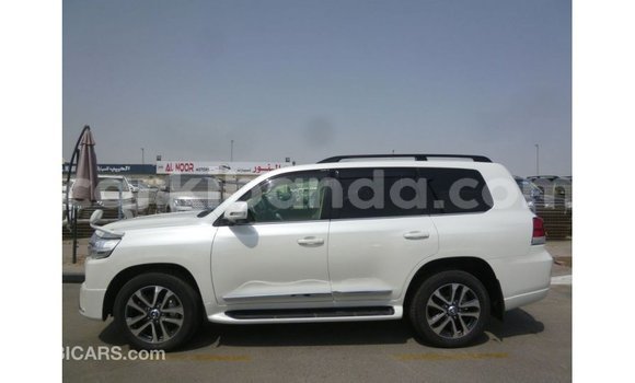 Acheter Import Voiture Toyota Land Cruiser Blanc à Import - Dubai, Ouganda Acheter Import Voiture Toyota Land Cruiser Blanc à Import - Dubai, Ouganda