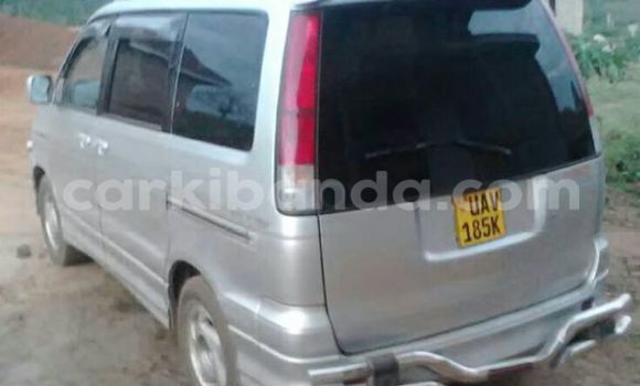 Gura Yakoze Toyota Noah Silver Imodoka i Kampala mu Uganda Gura Yakoze Toyota Noah Silver Imodoka i Kampala mu Uganda