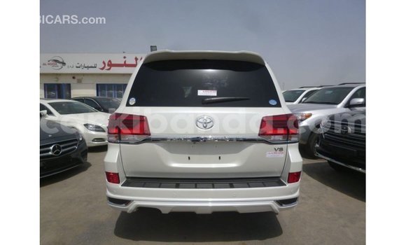 Gura Imported Toyota Land Cruiser White Imodoka i Import - Dubai mu Uganda Gura Imported Toyota Land Cruiser White Imodoka i Import - Dubai mu Uganda