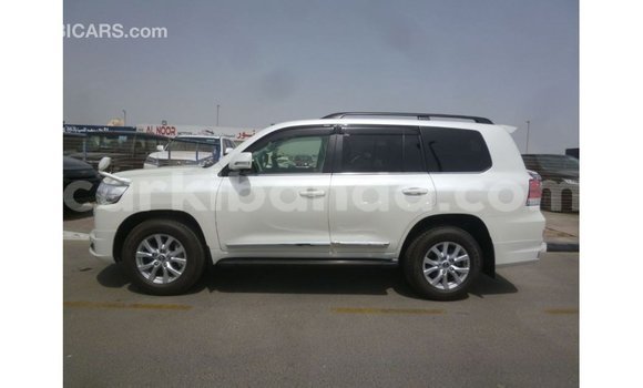 Gura Imported Toyota Land Cruiser White Imodoka i Import - Dubai mu Uganda Gura Imported Toyota Land Cruiser White Imodoka i Import - Dubai mu Uganda
