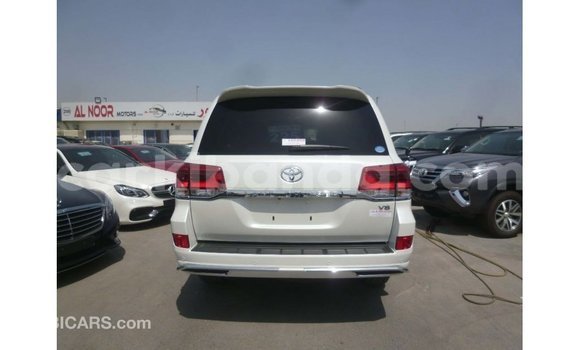 Gura Imported Toyota Land Cruiser White Imodoka i Import - Dubai mu Uganda Gura Imported Toyota Land Cruiser White Imodoka i Import - Dubai mu Uganda