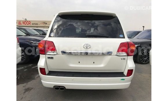 Gura Imported Toyota Land Cruiser White Imodoka i Import - Dubai mu Uganda Gura Imported Toyota Land Cruiser White Imodoka i Import - Dubai mu Uganda