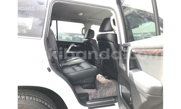 Gura Imported Toyota Land Cruiser White Imodoka i Import - Dubai mu Uganda Gura Imported Toyota Land Cruiser White Imodoka i Import - Dubai mu Uganda