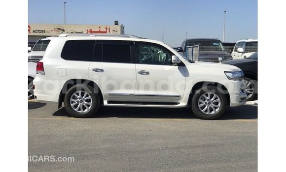 Gura Imported Toyota Land Cruiser White Imodoka i Import - Dubai mu Uganda Gura Imported Toyota Land Cruiser White Imodoka i Import - Dubai mu Uganda
