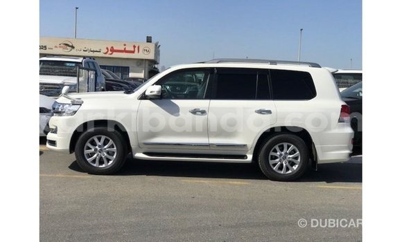 Gura Imported Toyota Land Cruiser White Imodoka i Import - Dubai mu Uganda Gura Imported Toyota Land Cruiser White Imodoka i Import - Dubai mu Uganda