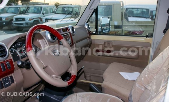 Acheter Import Voiture Toyota Land Cruiser Beige à Import - Dubai, Ouganda Acheter Import Voiture Toyota Land Cruiser Beige à Import - Dubai, Ouganda