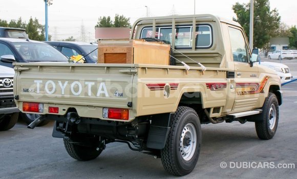 Acheter Import Voiture Toyota Land Cruiser Beige à Import - Dubai, Ouganda Acheter Import Voiture Toyota Land Cruiser Beige à Import - Dubai, Ouganda