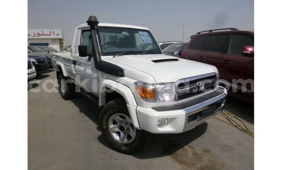 Nunua Imported Toyota Land Cruiser Nyeupe Gari ndani ya Import - Dubai nchini Uganda Nunua Imported Toyota Land Cruiser Nyeupe Gari ndani ya Import - Dubai nchini Uganda