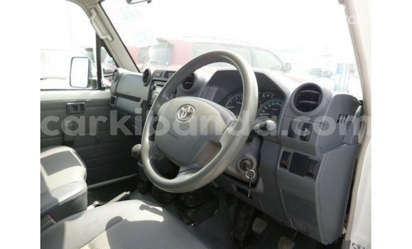 Nunua Imported Toyota Land Cruiser Nyeupe Gari ndani ya Import - Dubai nchini Uganda Nunua Imported Toyota Land Cruiser Nyeupe Gari ndani ya Import - Dubai nchini Uganda