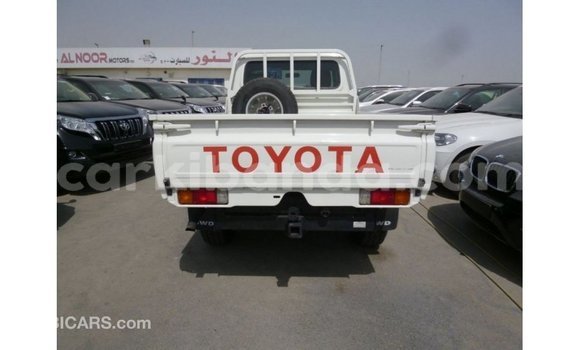 Nunua Imported Toyota Land Cruiser Nyeupe Gari ndani ya Import - Dubai nchini Uganda Nunua Imported Toyota Land Cruiser Nyeupe Gari ndani ya Import - Dubai nchini Uganda