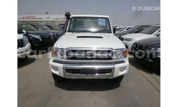 Nunua Imported Toyota Land Cruiser Nyeupe Gari ndani ya Import - Dubai nchini Uganda Nunua Imported Toyota Land Cruiser Nyeupe Gari ndani ya Import - Dubai nchini Uganda