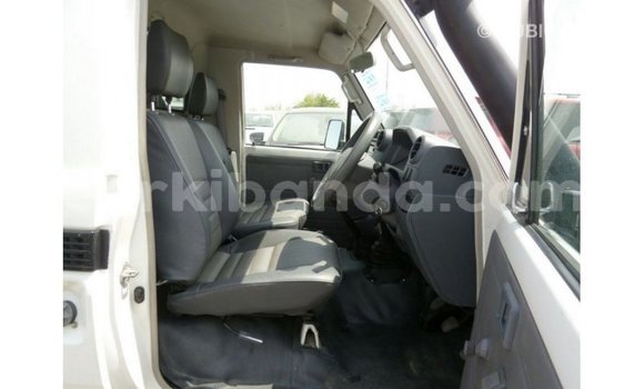 Nunua Imported Toyota Land Cruiser Nyeupe Gari ndani ya Import - Dubai nchini Uganda Nunua Imported Toyota Land Cruiser Nyeupe Gari ndani ya Import - Dubai nchini Uganda