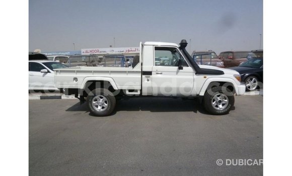 Nunua Imported Toyota Land Cruiser Nyeupe Gari ndani ya Import - Dubai nchini Uganda Nunua Imported Toyota Land Cruiser Nyeupe Gari ndani ya Import - Dubai nchini Uganda