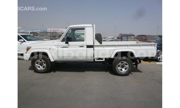 Nunua Imported Toyota Land Cruiser Nyeupe Gari ndani ya Import - Dubai nchini Uganda Nunua Imported Toyota Land Cruiser Nyeupe Gari ndani ya Import - Dubai nchini Uganda