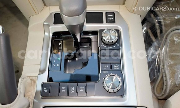 Acheter Import Voiture Toyota Land Cruiser Blanc à Import - Dubai, Ouganda Acheter Import Voiture Toyota Land Cruiser Blanc à Import - Dubai, Ouganda