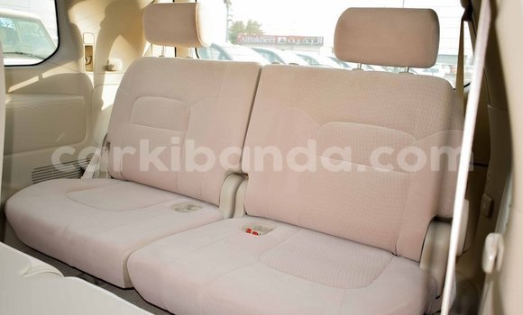 Acheter Import Voiture Toyota Land Cruiser Blanc à Import - Dubai, Ouganda Acheter Import Voiture Toyota Land Cruiser Blanc à Import - Dubai, Ouganda