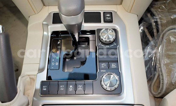 Acheter Import Voiture Toyota Land Cruiser Blanc à Import - Dubai, Ouganda Acheter Import Voiture Toyota Land Cruiser Blanc à Import - Dubai, Ouganda