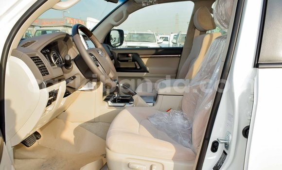 Acheter Import Voiture Toyota Land Cruiser Blanc à Import - Dubai, Ouganda Acheter Import Voiture Toyota Land Cruiser Blanc à Import - Dubai, Ouganda