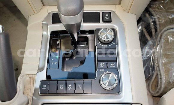 Acheter Import Voiture Toyota Land Cruiser Blanc à Import - Dubai, Ouganda Acheter Import Voiture Toyota Land Cruiser Blanc à Import - Dubai, Ouganda