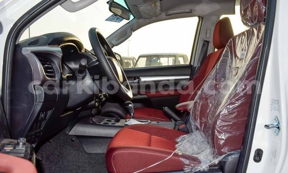 Acheter Import Voiture Toyota Hilux Blanc à Import - Dubai, Ouganda Acheter Import Voiture Toyota Hilux Blanc à Import - Dubai, Ouganda