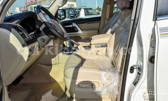Acheter Import Voiture Toyota Land Cruiser Blanc à Import - Dubai, Ouganda Acheter Import Voiture Toyota Land Cruiser Blanc à Import - Dubai, Ouganda