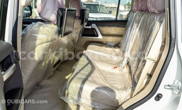 Acheter Import Voiture Toyota Land Cruiser Blanc à Import - Dubai, Ouganda Acheter Import Voiture Toyota Land Cruiser Blanc à Import - Dubai, Ouganda