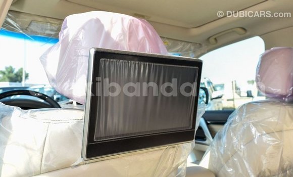 Acheter Import Voiture Toyota Land Cruiser Blanc à Import - Dubai, Ouganda Acheter Import Voiture Toyota Land Cruiser Blanc à Import - Dubai, Ouganda